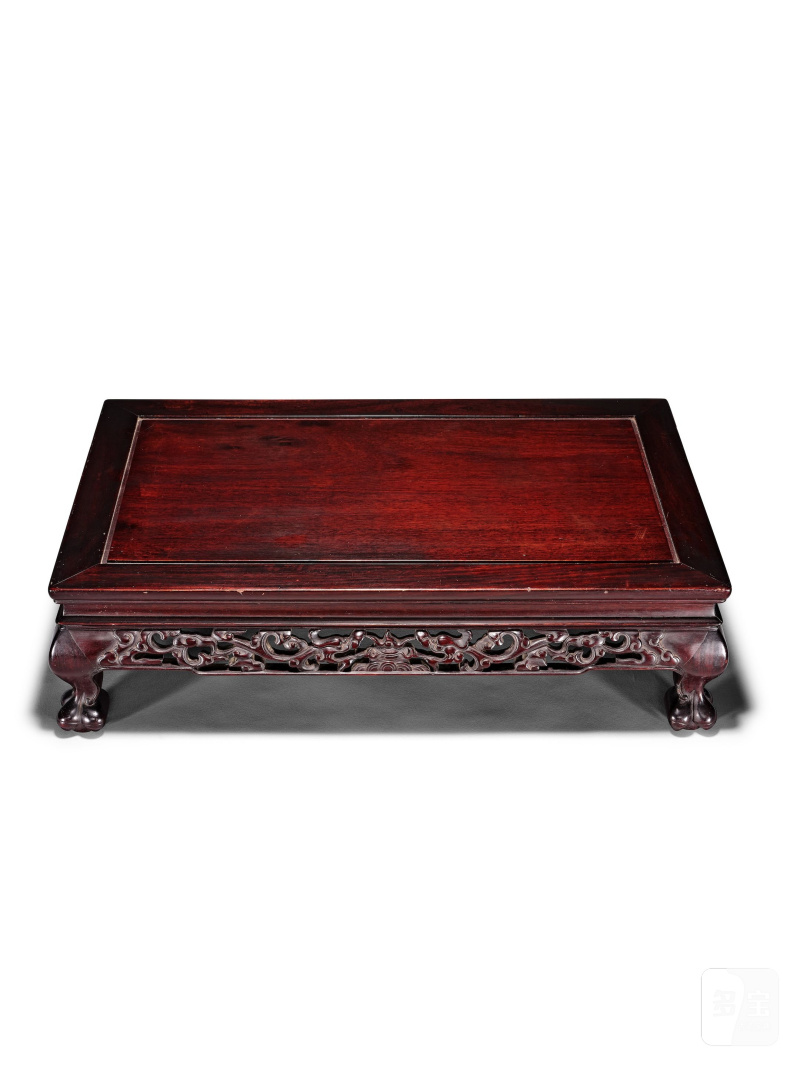 硬木書卷式几 及 硬木龍紋炕几式座 | A HARDWOOD SCROLL-FORM STAND AND A CARVED HARDWOOD 'DRAGON' STAND - 图12